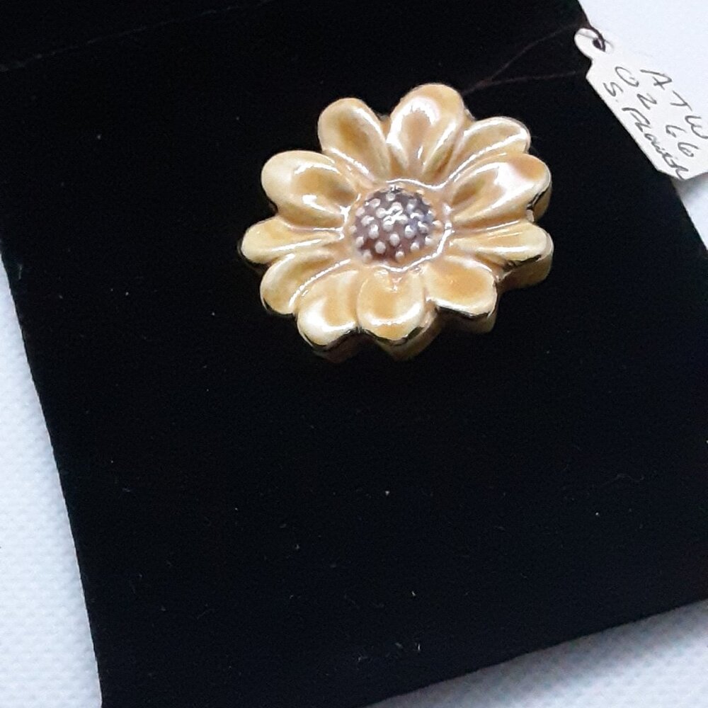 Sunflower Festival!! NEW Collectable Art to Wear Yellow Sunflower Pin - Picture 10 of 10